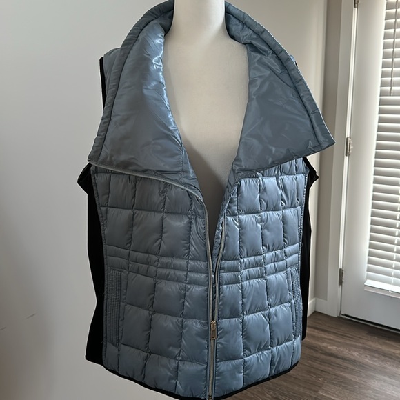 Calvin Klein Winter / Fall Vest. Sleeveless Expandale Sides, Pockets - Picture 6 of 8